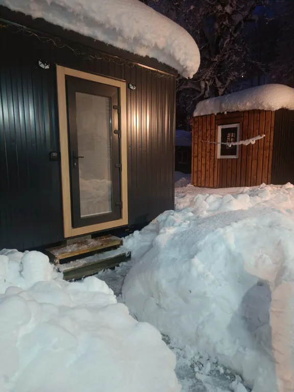 Тёплый домик в лесу с видом на горы