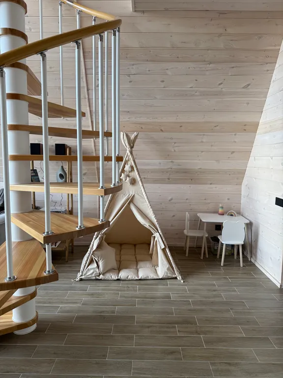 Домик на холме с видом на Байкал