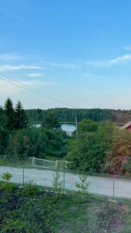 Загородный дом у красивого озера