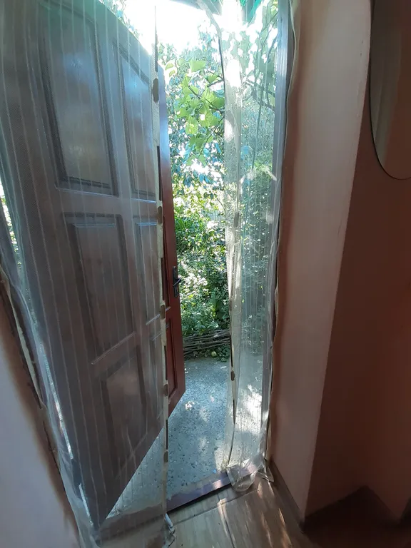 Уютный двухместный домик с тенистым двором