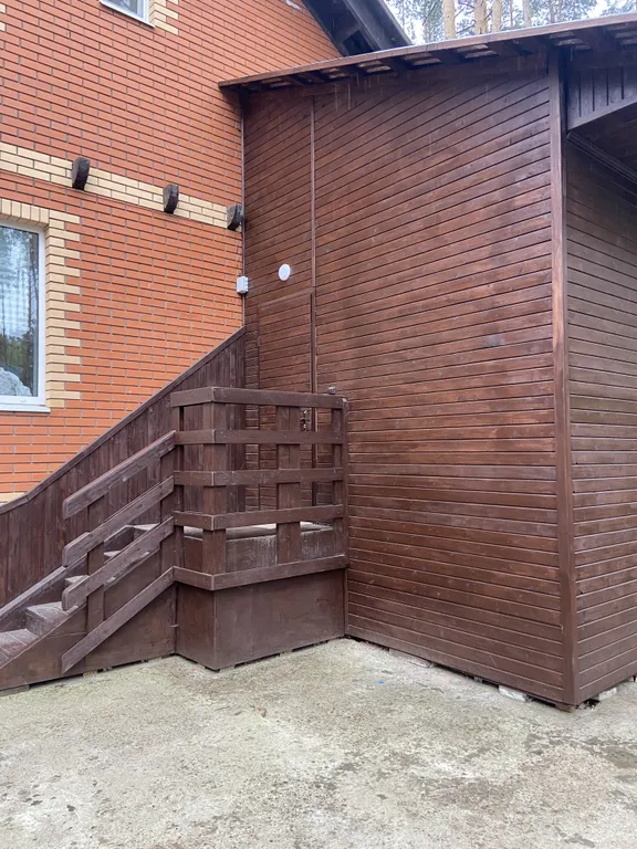 Дом в черте города в сосновом лесу