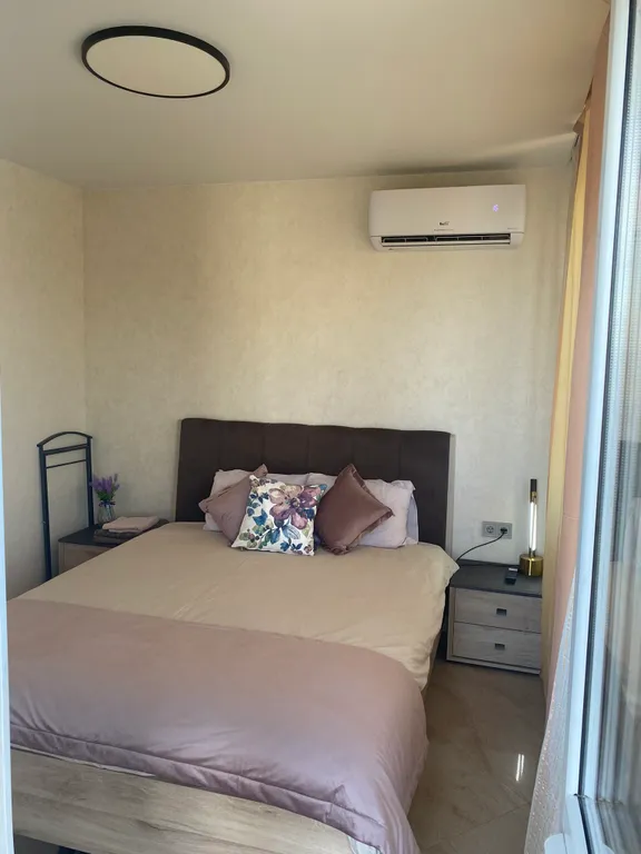 Двухкомнатные апартаменты в новостройке с витражным балконом