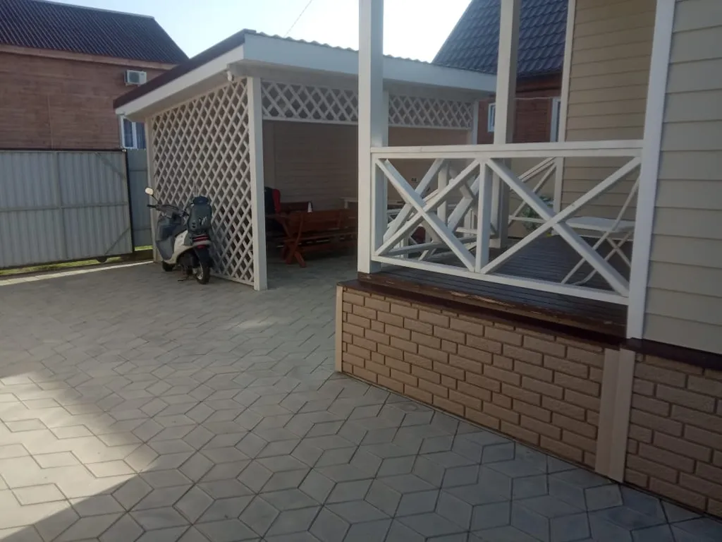 Коттедж с собственной территорией, большой беседкой и мангальной зоной