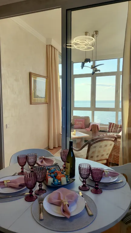 Апартамент Любимое Небо - море и горы - наслаждаться лежа на кровати