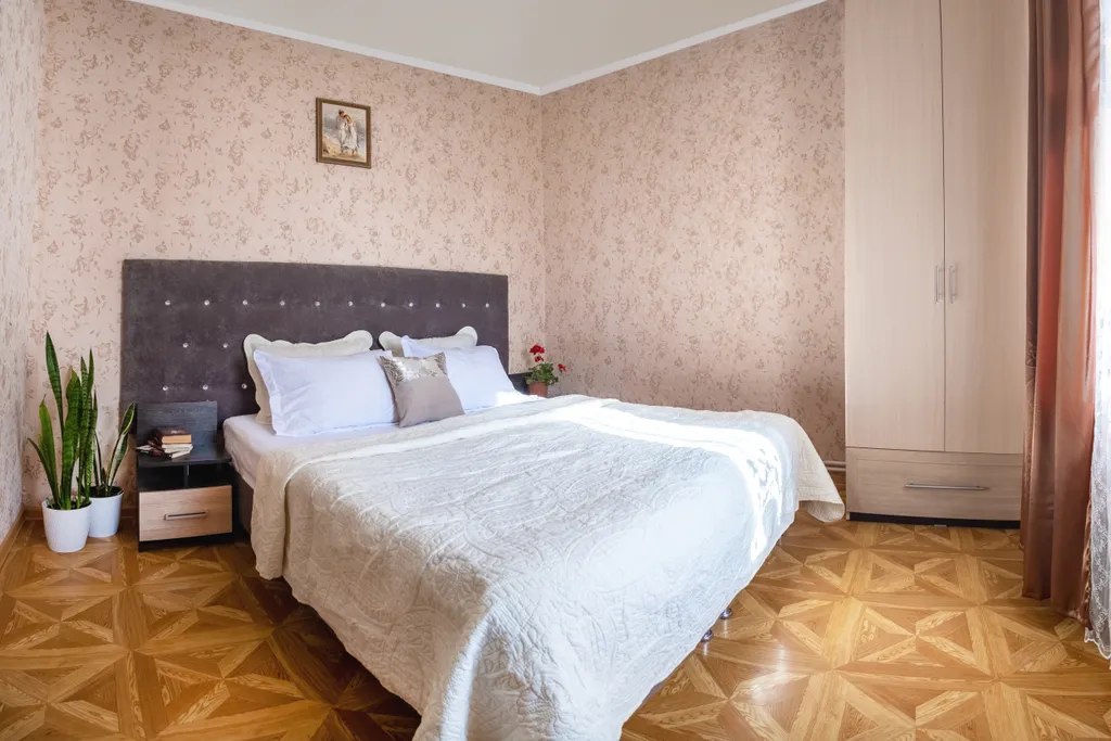 Комната с окном в Доме Путешественника