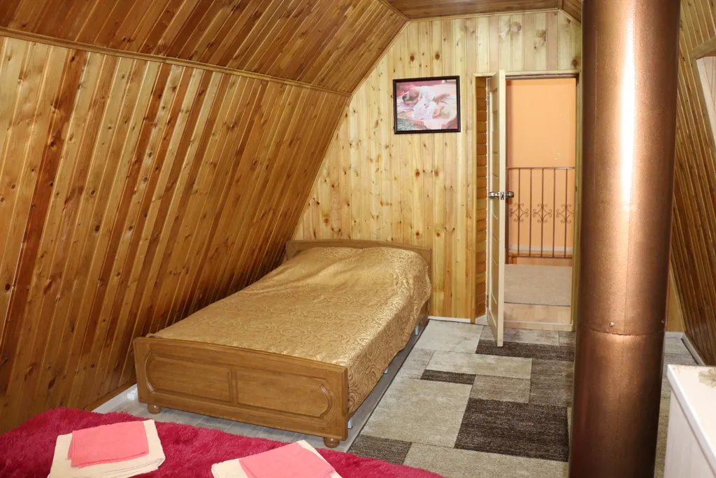 Дом в саду с баней и бассейном летом