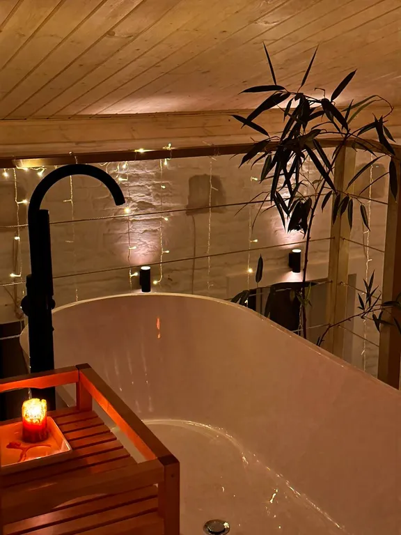 Двухуровневый номер-студия в стиле лофт с открытой ванной Нежность