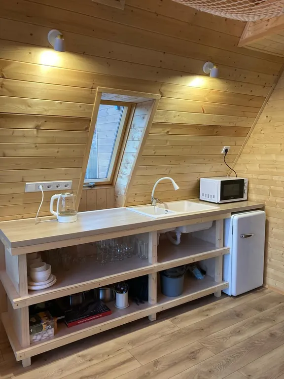 Уютный дом с камином у леса