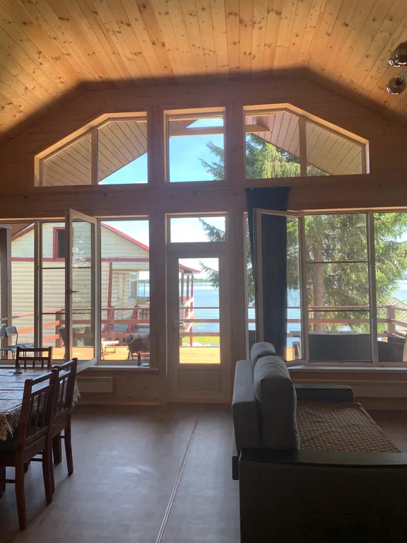 Коттедж с большой террасой на берегу Селигера