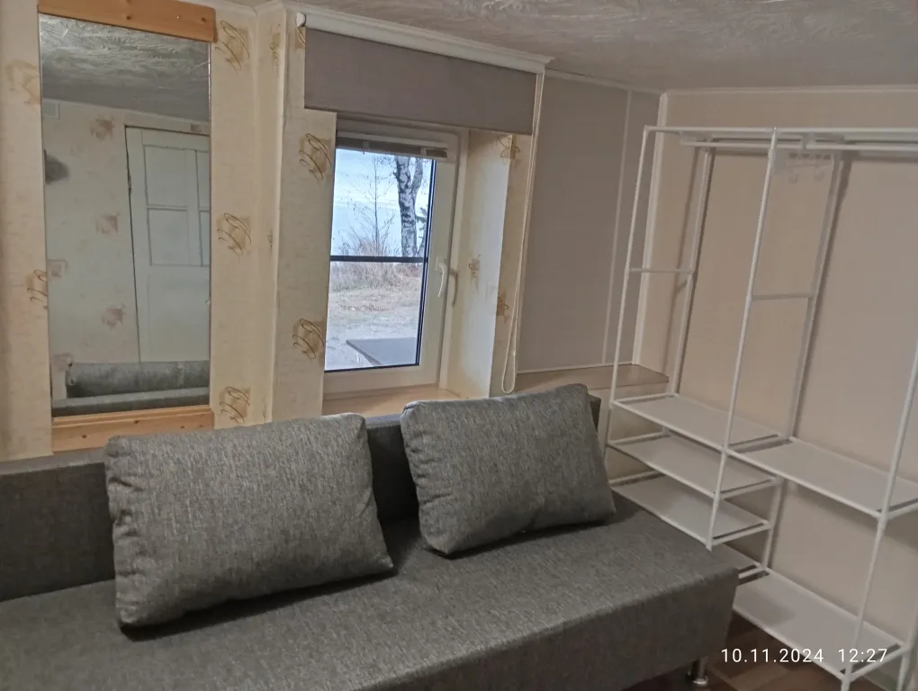 Благоустроенный дом на берегу с баней и катером