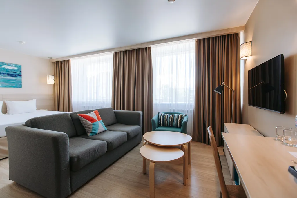 Номер Бизнес с двуспальной кроватью и диваном