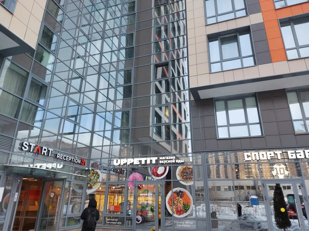 Студия с барной стойкой у окна