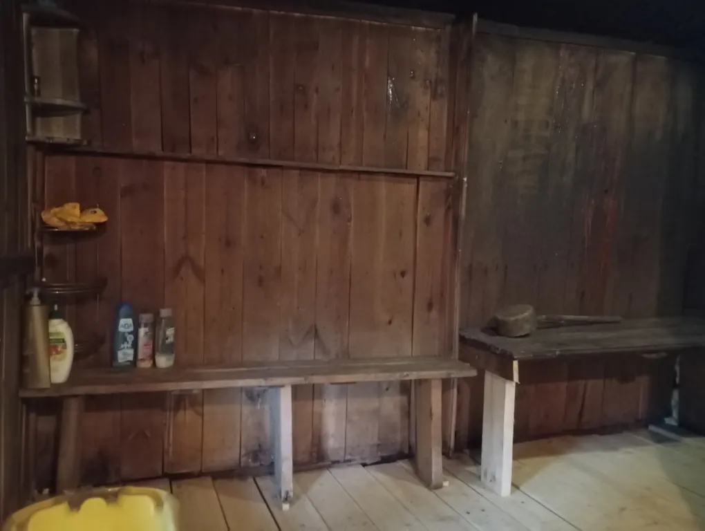 Изба с уютом детства, деревенский дом с баней и русским бытом