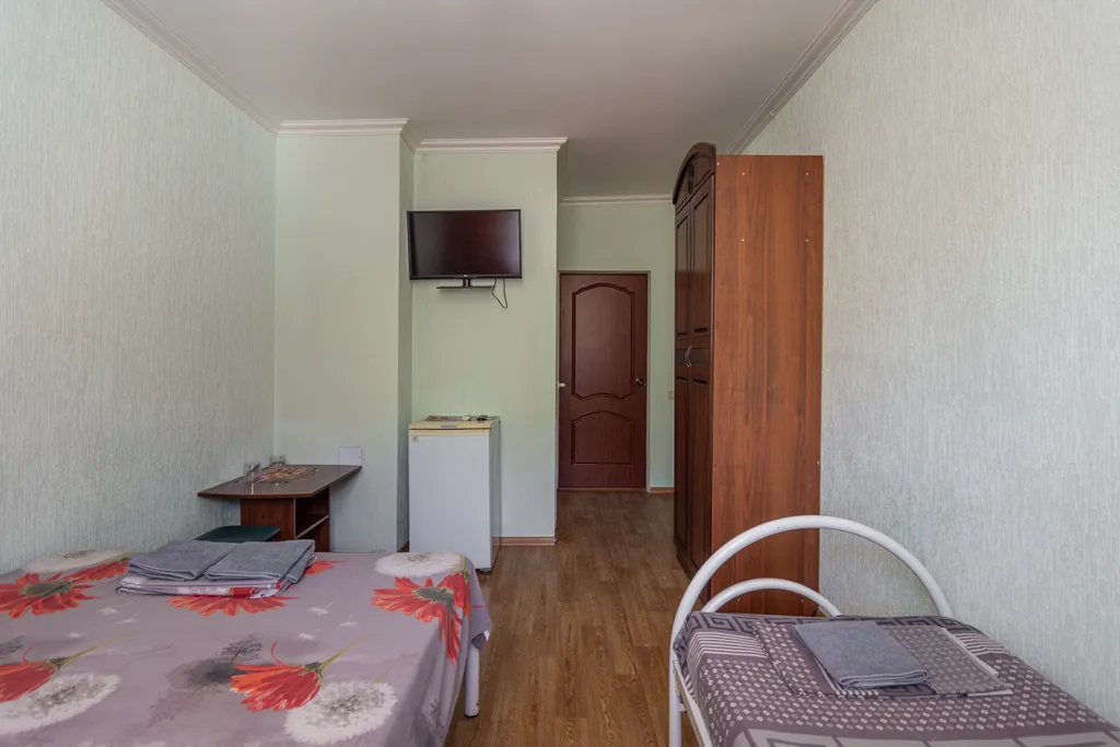 Номер с видом на горы и бассейн.