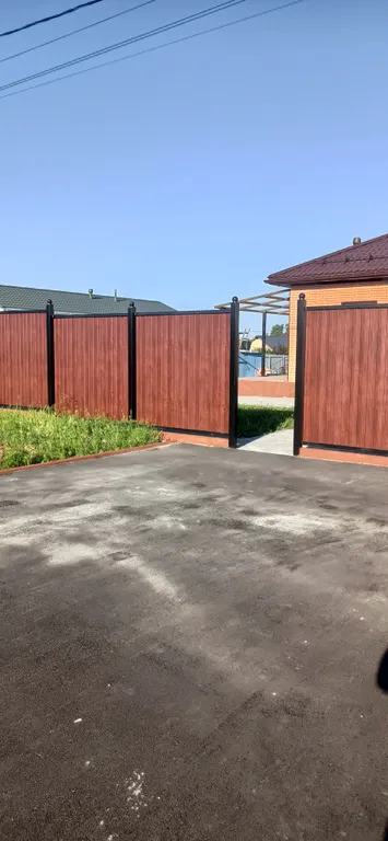 Трёхкомнатный новый коттедж в черте города с бассейном