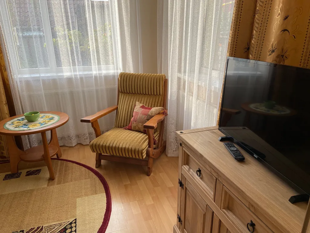 Дом с яблоневым садом на побережье