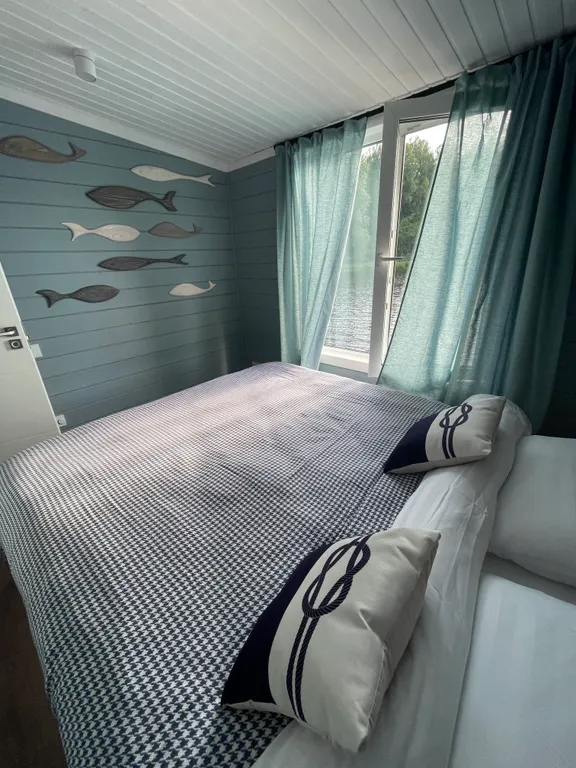 Дом на воде, хаусбот в Карелии