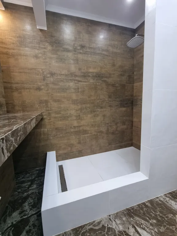 Aпаpтaмeнт c баcсейном и теpрaсой нa набеpeжной