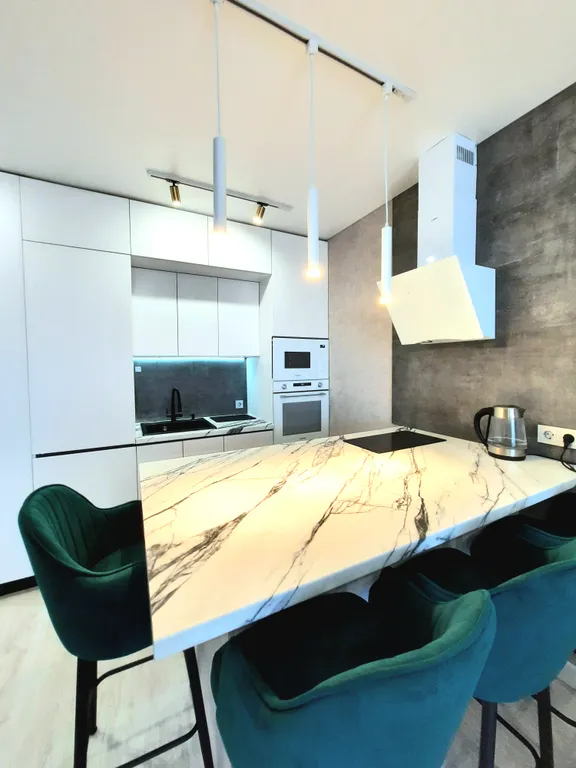 Смотровая квартира с панорамным видом на город с диваном и кроватью