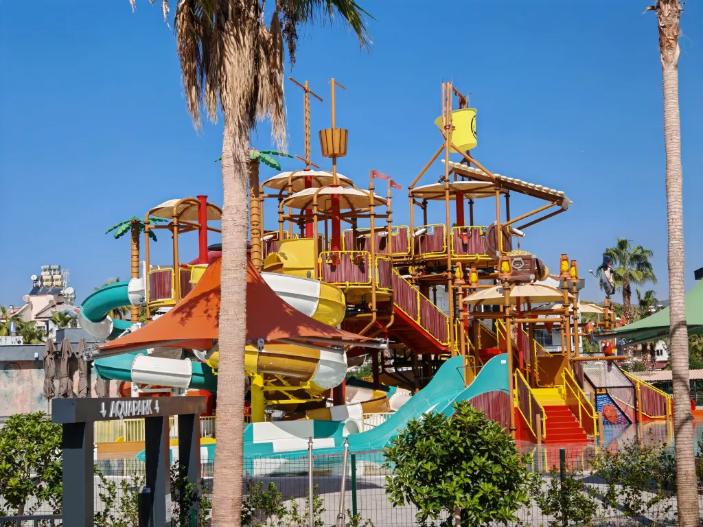 Квартира в Azura World c видом на бассейн и аквапарком