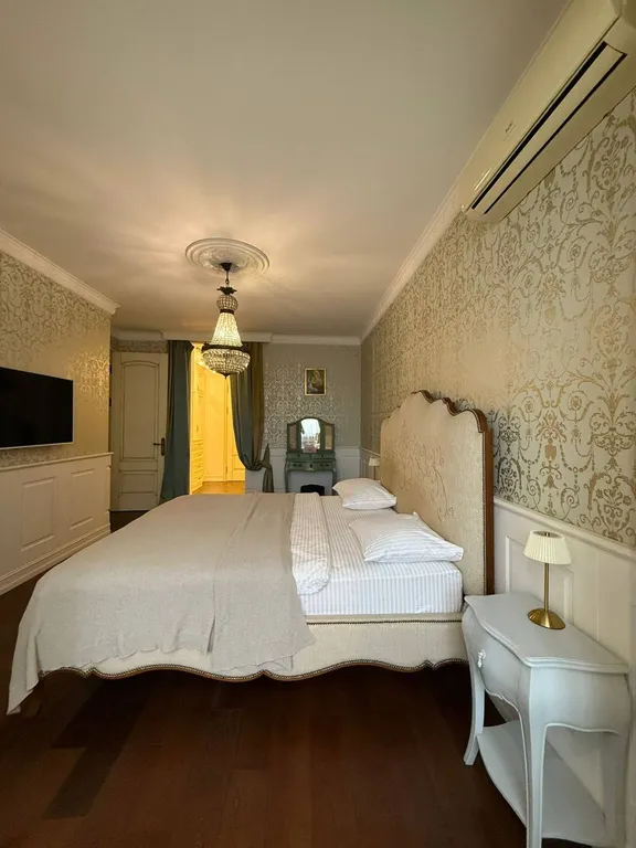 Квартира с видом на горы, город и храм Святого Георгия от Juls Apart