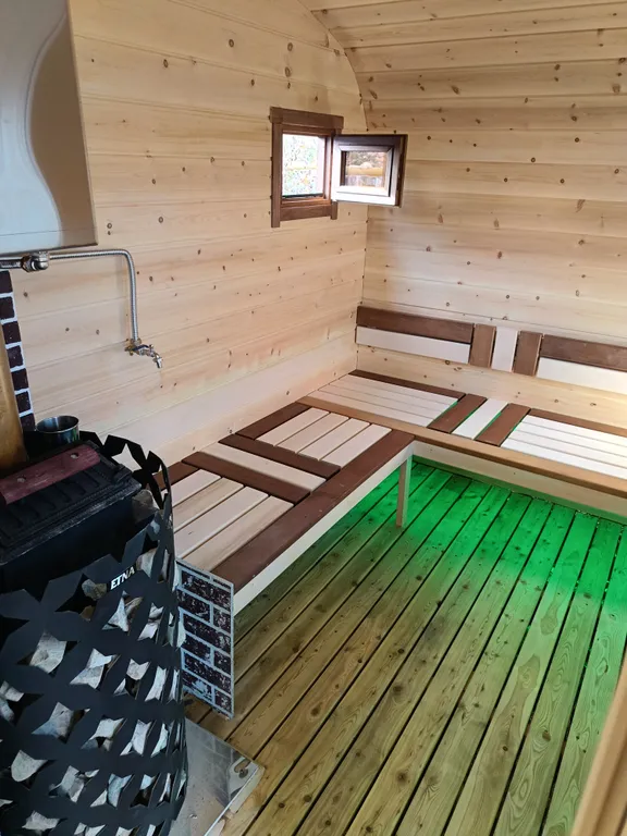 Домик, банька, чан, на берегу реки Белой