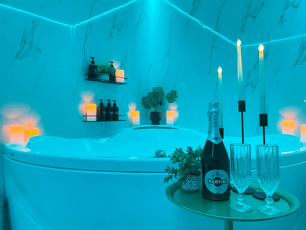 Студия с большой джакузи для двоих