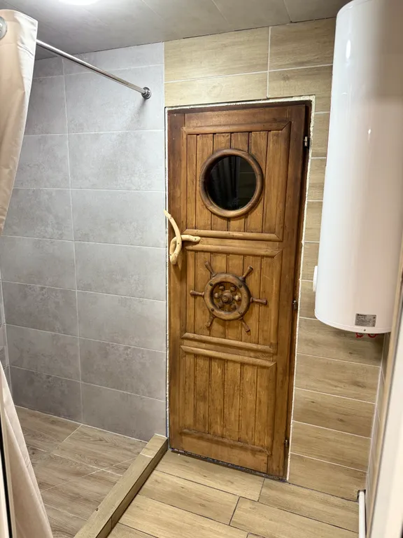 Дом на берегу реки с баней