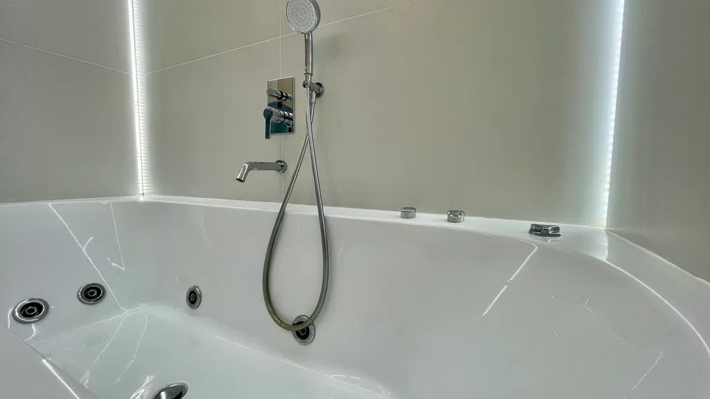 Ваш идеальный отдых в центре: простор, джакузи и всё для комфорта