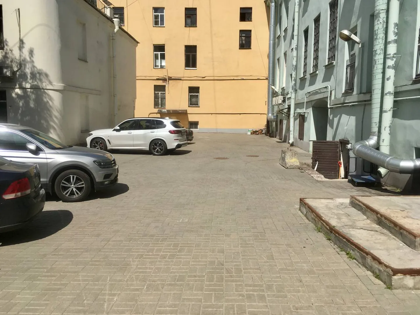 Выбирайте места сами, а не стойте в пробке в центре:)