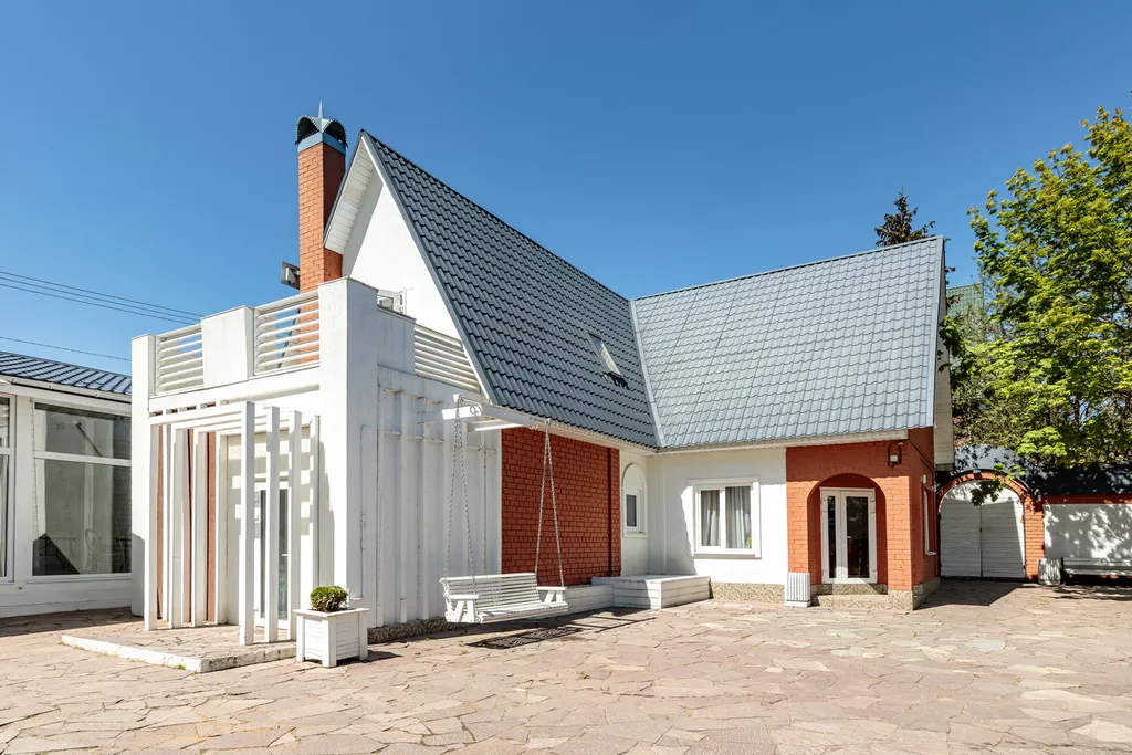 Совершенно новый дом на берегу озера с верандой и русской баней