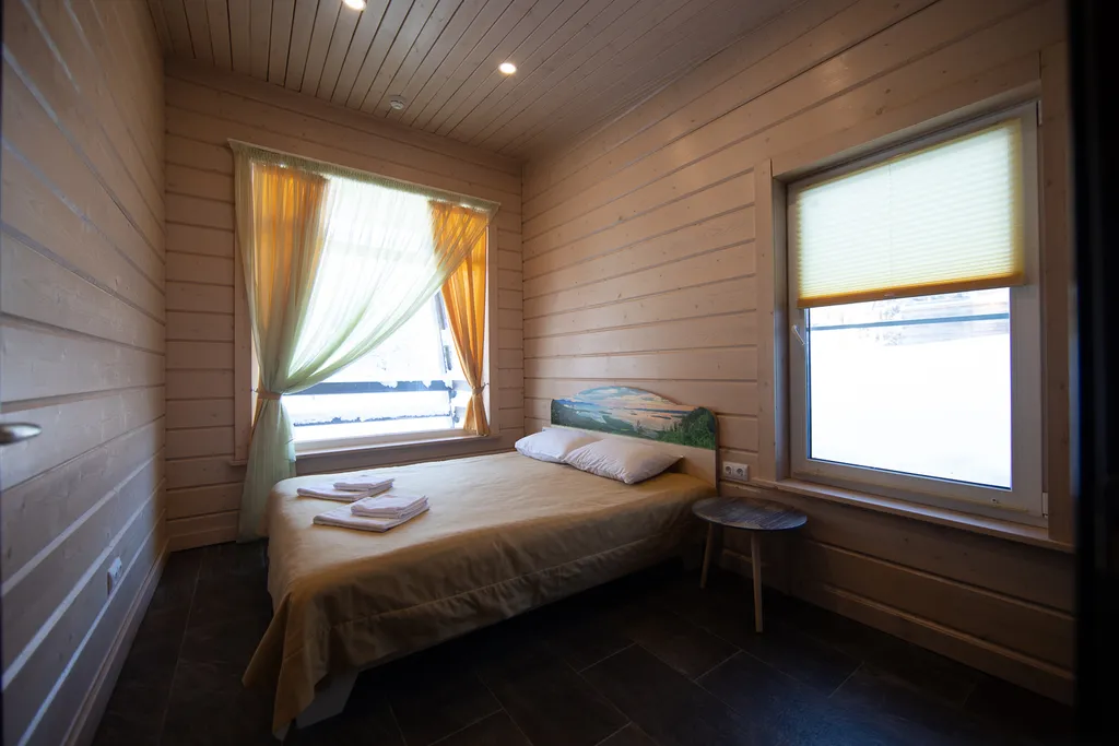 Просторный коттедж с двумя спальнями, камином и сауной