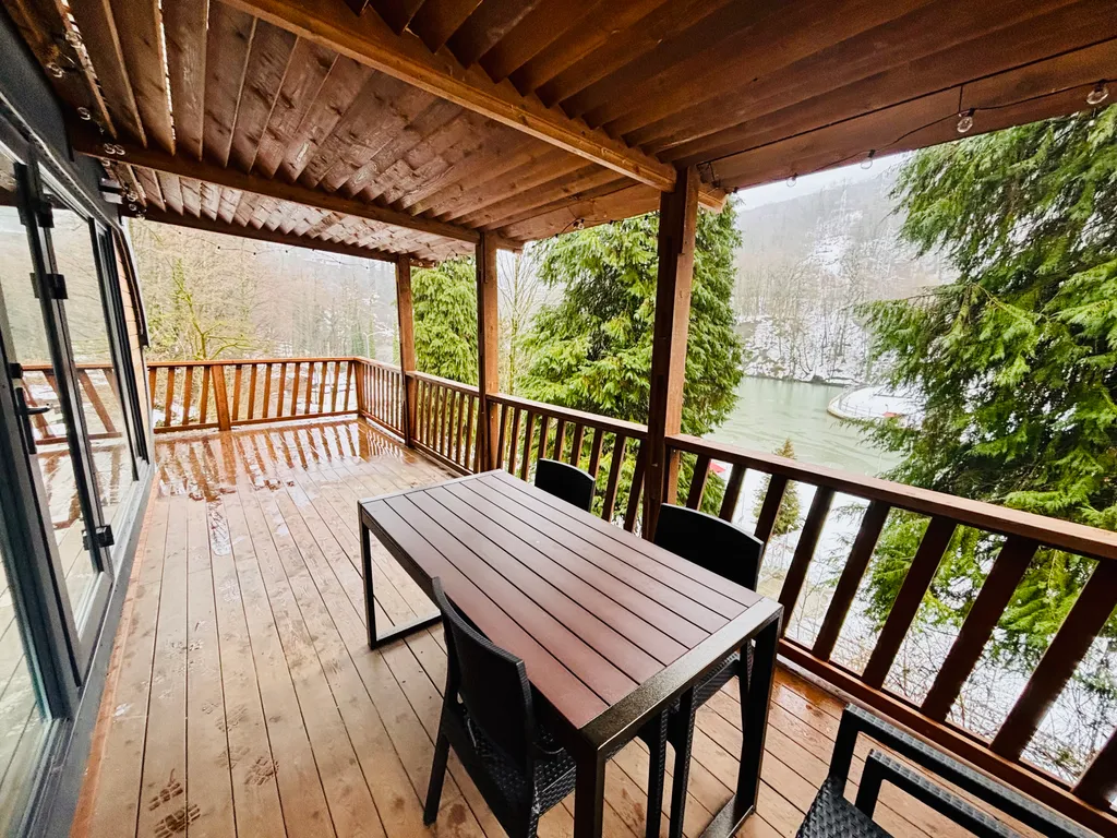 Дом у реки с видом на горы с купелью и баней