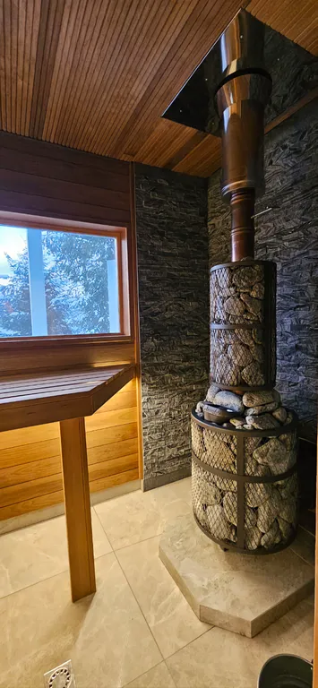 Уютный дом с банным домиком рядом с лесом