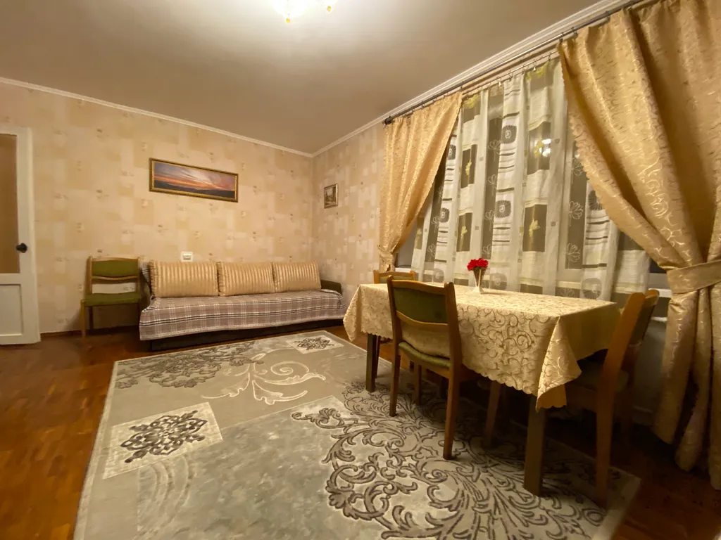 Двухкомнатная квартира с большой лоджией в центре Феодосии