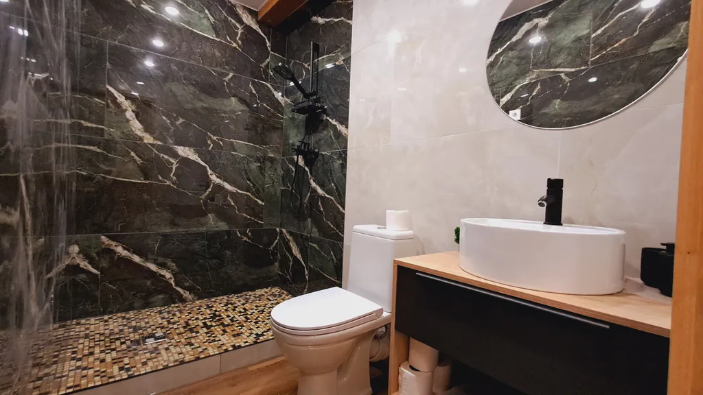 Уютный дом в еловом лесу