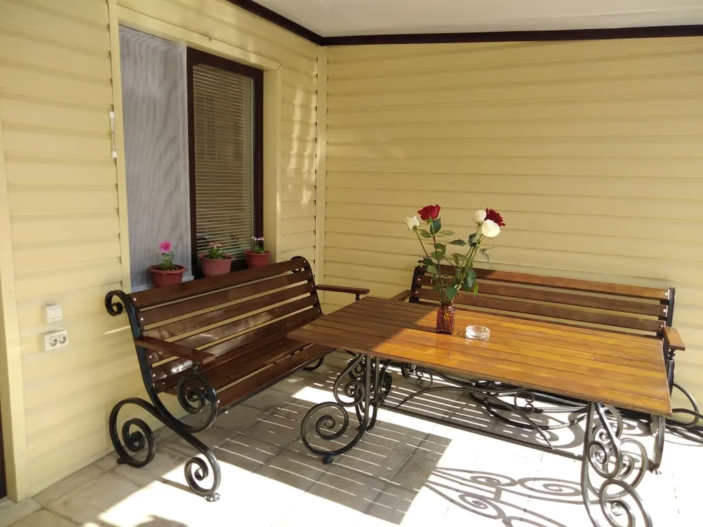 Уютный гостевой домик во дворе частной усадьбы