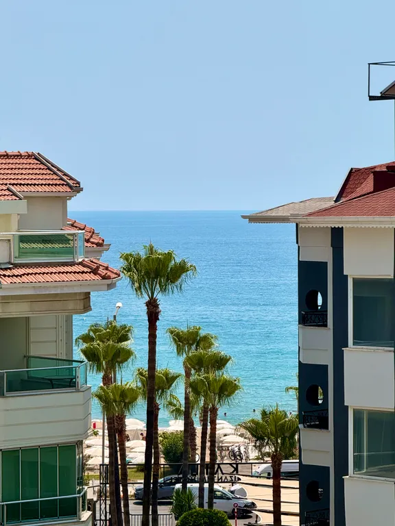 Двухуровневые апартаменты с видом на море и горы