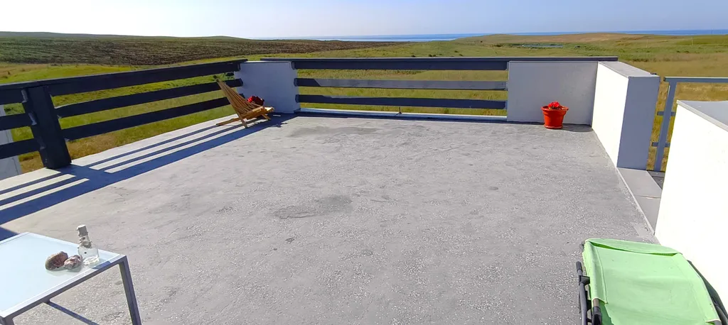 House с панорамной террасой на крыше с видом на море