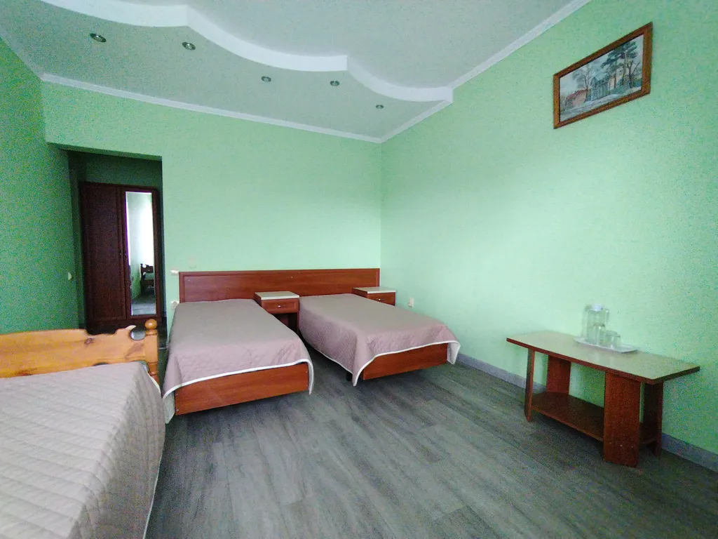 Квартира Квартира Трехместный номер с балконом в гостевом доме "Легенда" с бассейном. — Анапа