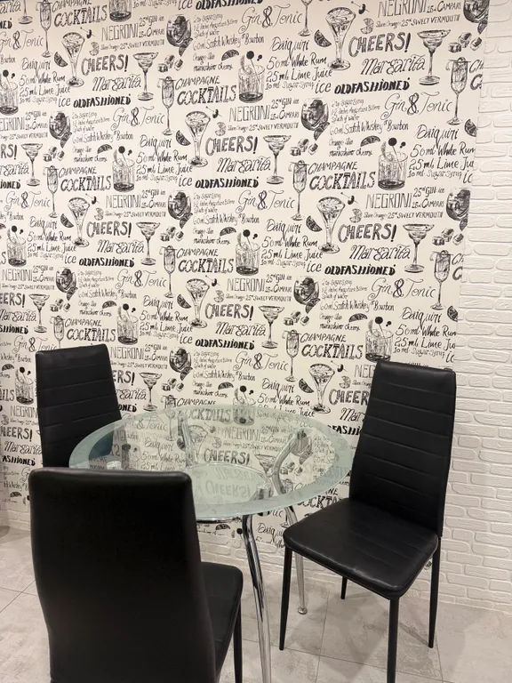 Студия с панорамными окнами и видом во двор