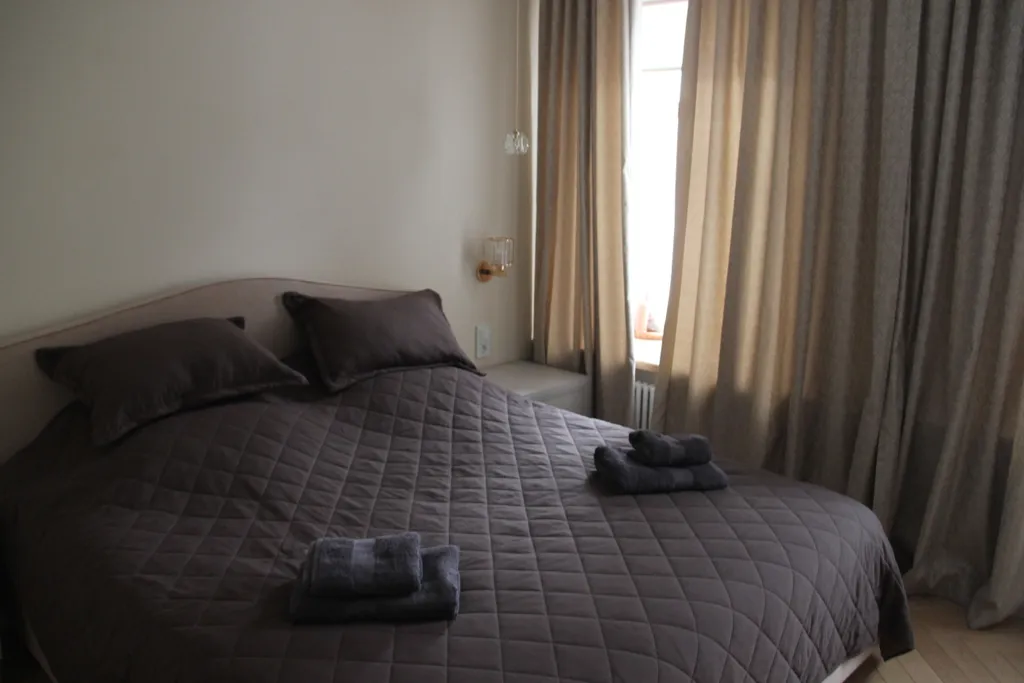 Уютная квартира с камином в центре