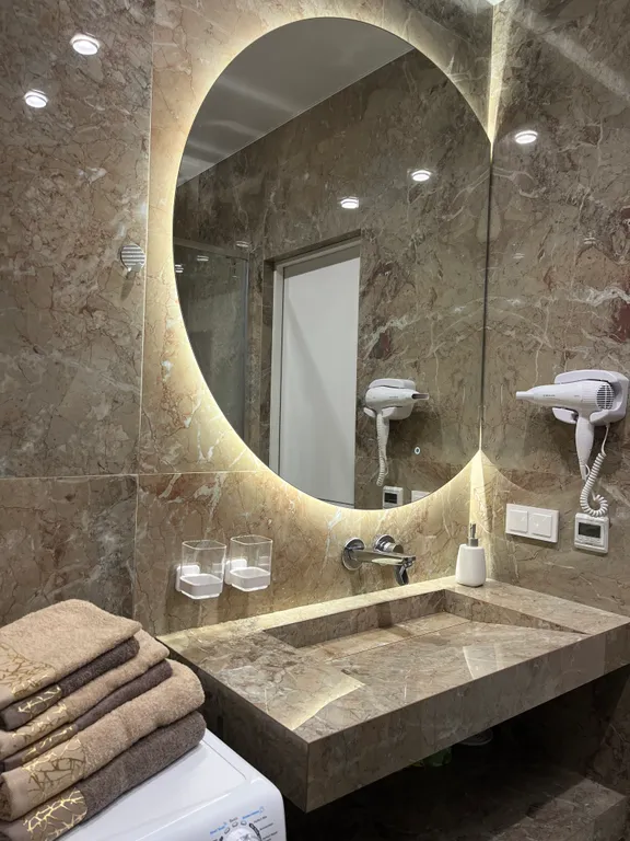 Квартира-студия в окружении хвойного леса и гор.