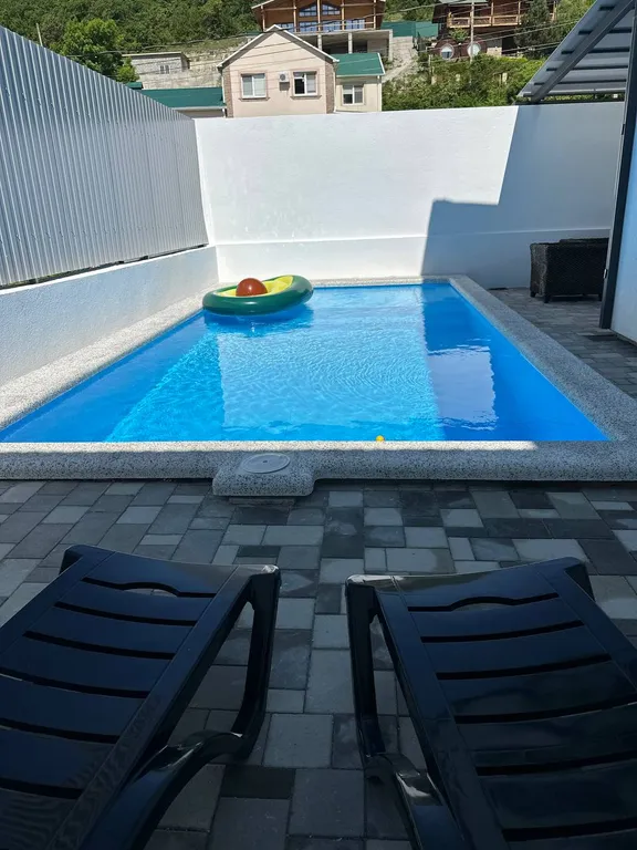 Дом с бассейном