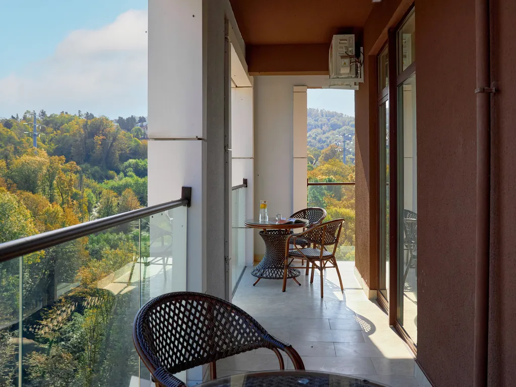 Современная, новая квартира с видом на горы