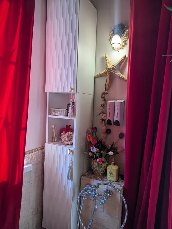 Большой красивый дом с камином в лесу