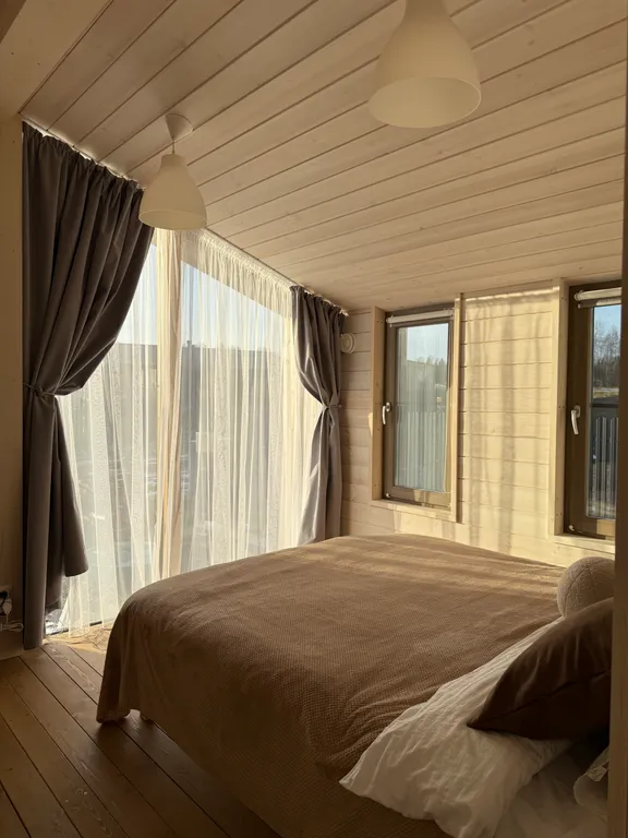 Дом с панорамным камином и видом на лес