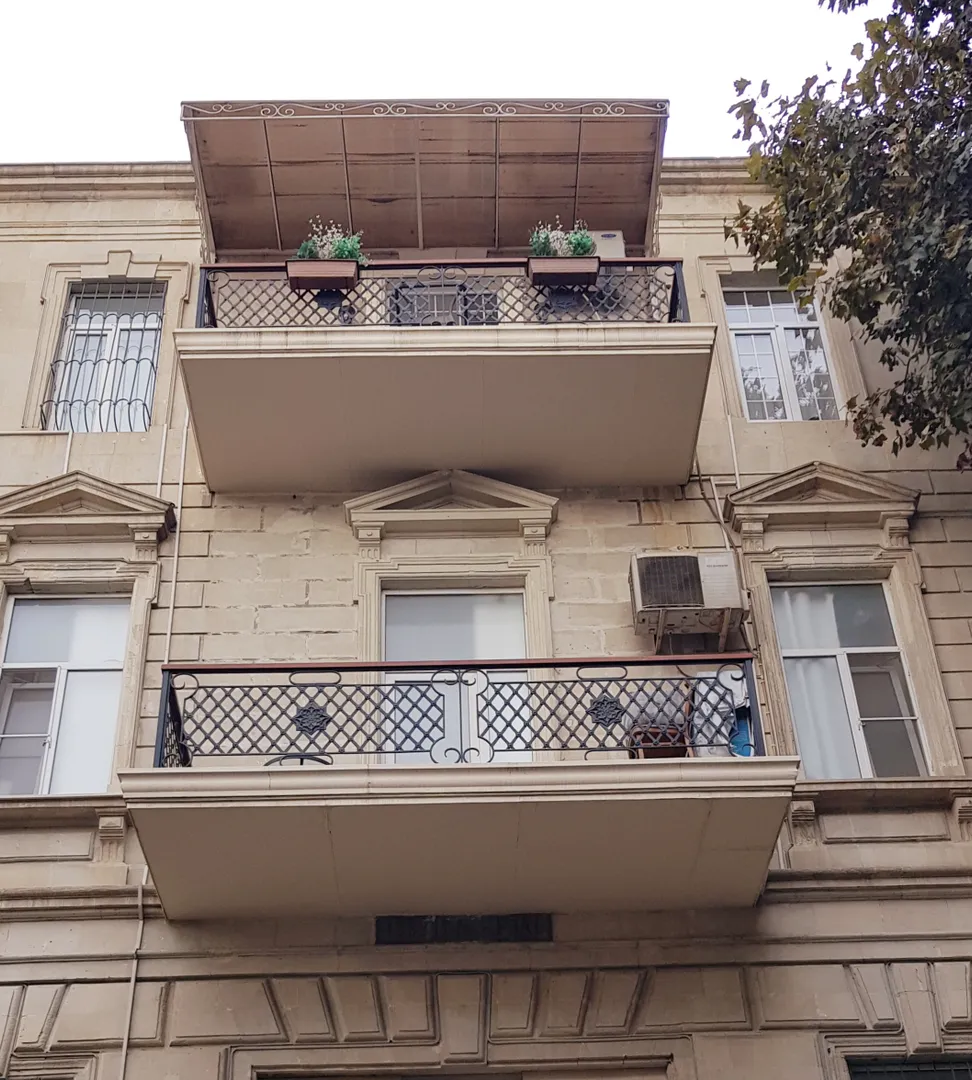 Апартаменты "History 1888" Сentral Apartment расположены в старинном архитектурном здании постройки 1888 года. Исторический Центр города Баку, Азербайджан.