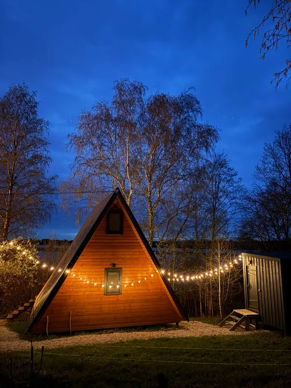 Дом на берегу реки с видом на закат