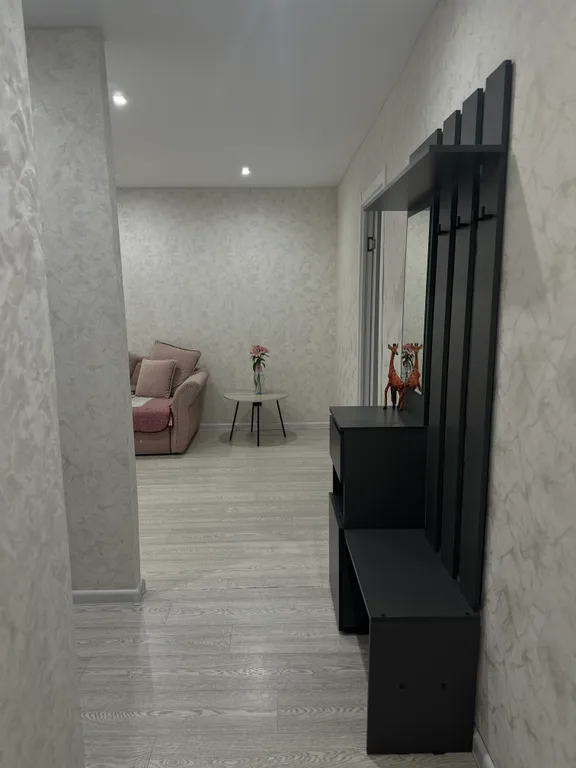 Двухкомнатная квартира с новым ремонтом, рядом с въездом в город